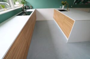 to farvet PU gulv i køkken