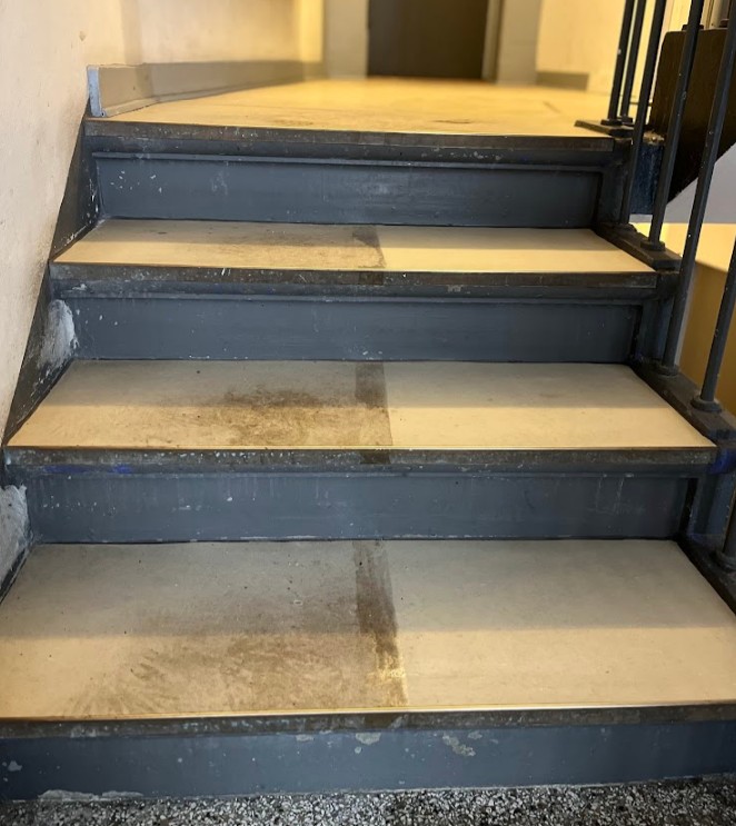 Det oprindelige linoleum kommer frem på trappe
