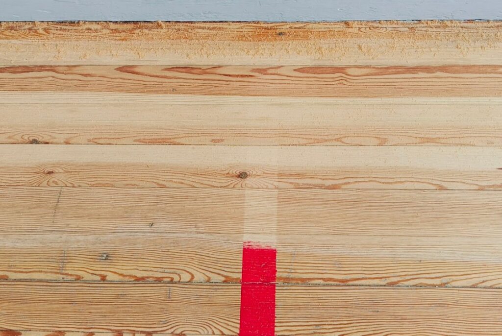 Streger slibes af ved slibning af gulv og genoptegnes på ny