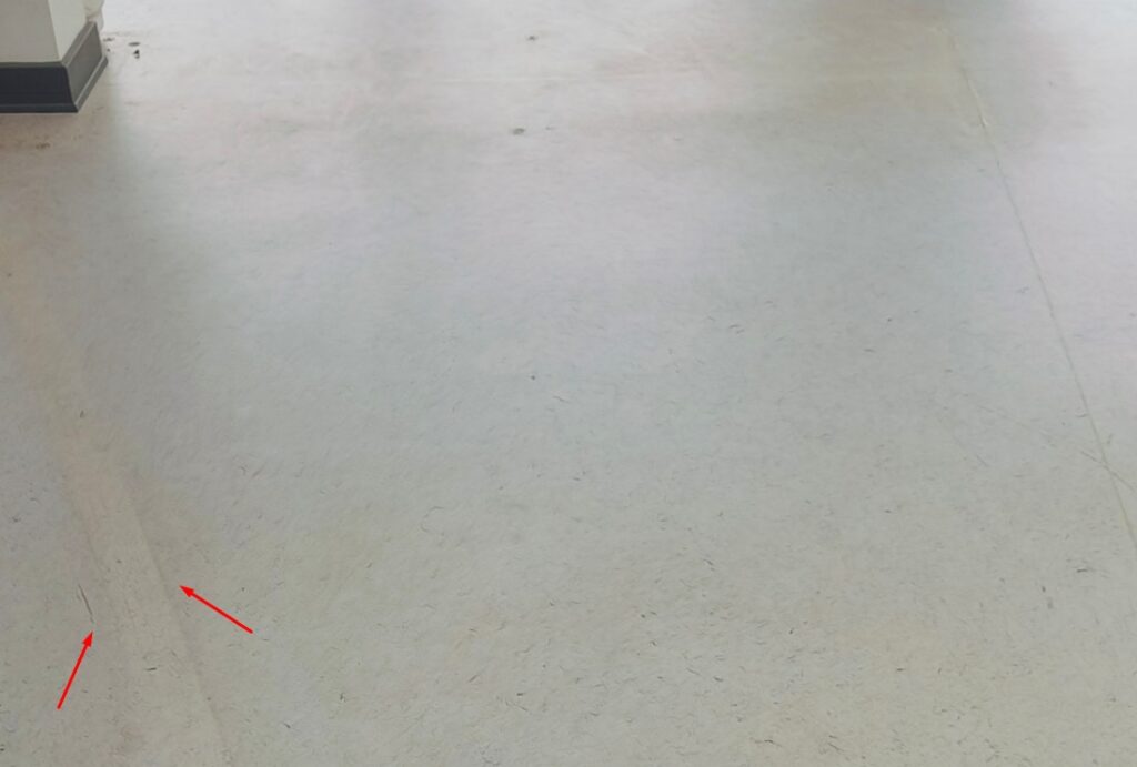 Mærker i linoleum efter tape