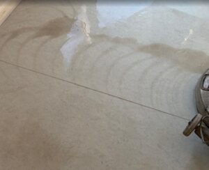 Opskuring af gulv med maskine