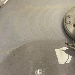 Polering af linoeluemsgulv