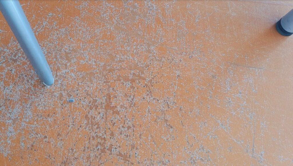 Stærkt beskadiget gulv - ny PU