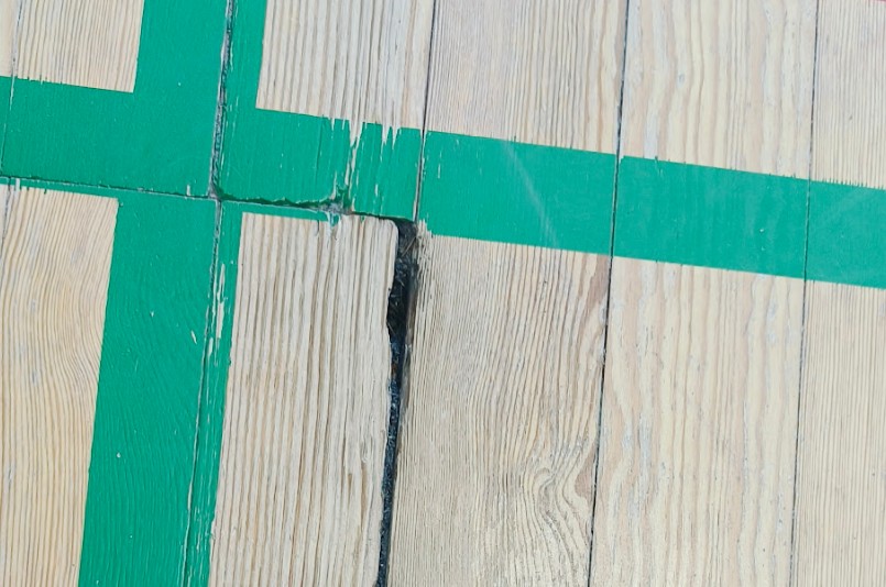 Skader på eksisterende sportshals gulv på skolehal