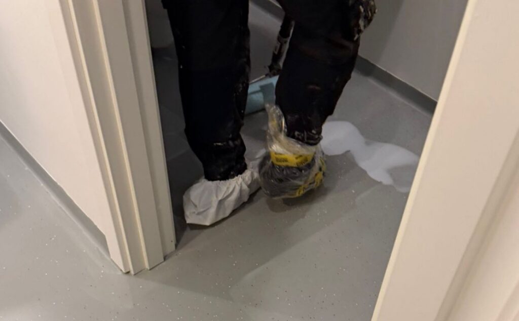 Pu belægning afsluttes med topcoat