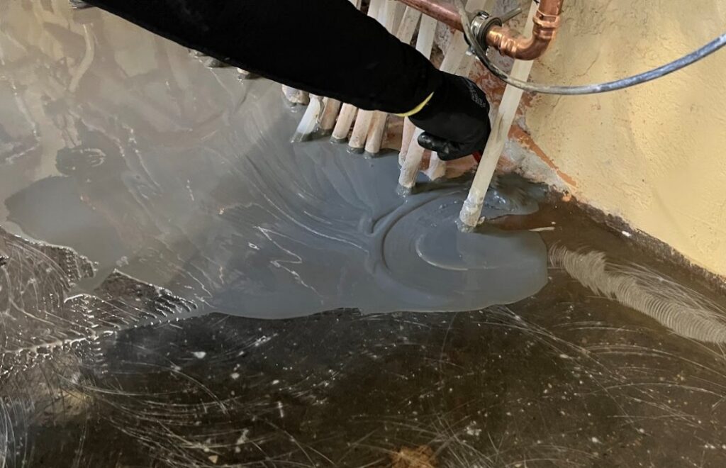 Flydende polyurethan gulvblægning, der former sig rundt om rør