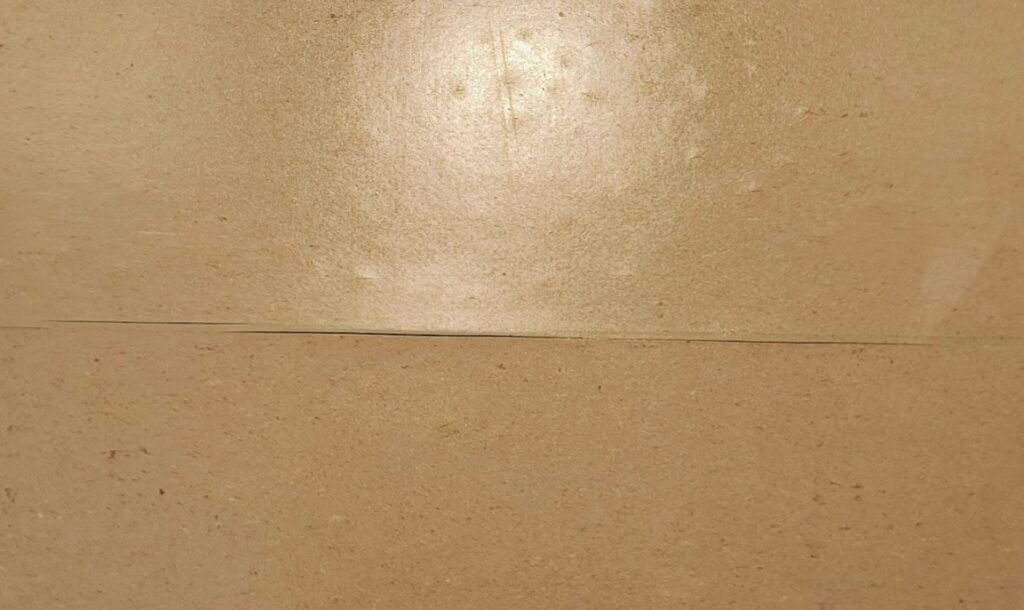 Skadet og revnet linoleum