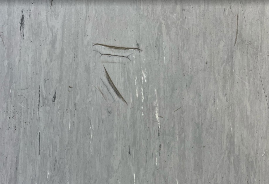 Dybe mærker i linoleum