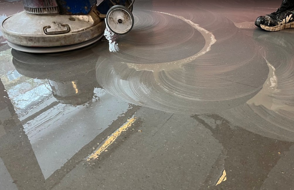 Professionel grundrens af linoleum